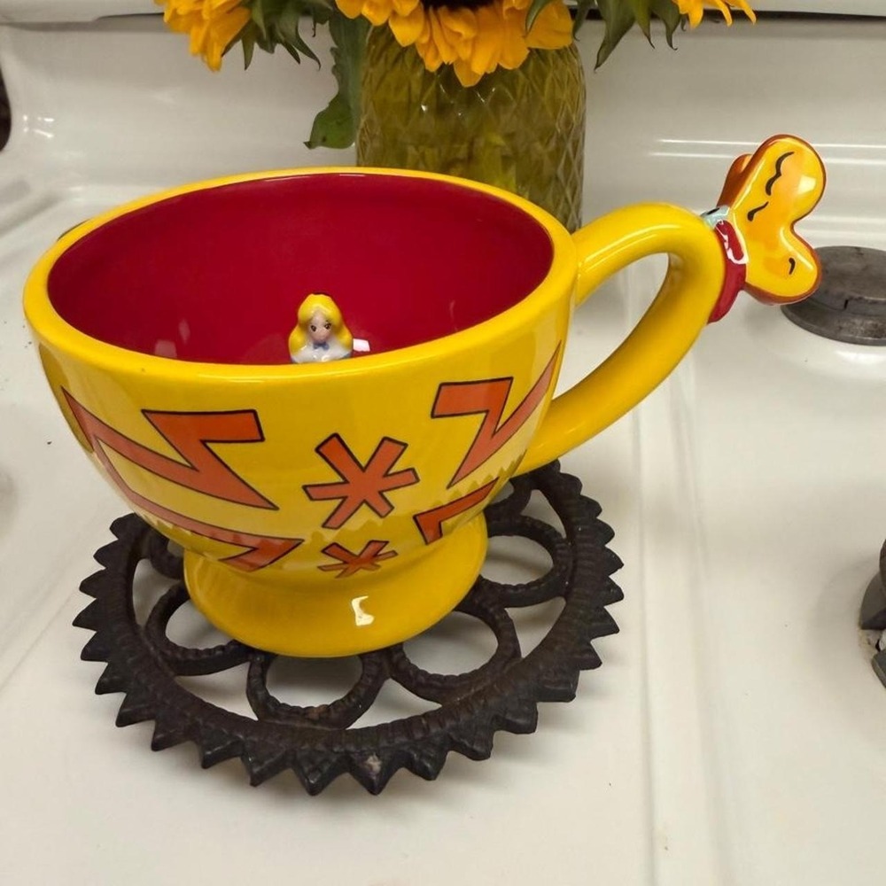 Disney Alice in Wonderland Tiny Alice Teacup - BoxLunch Exclusive NEW